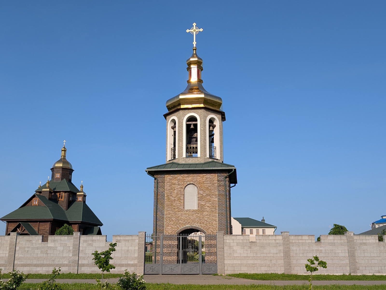 Брама-званіца пры храме прападобнага Паісія Святагорца